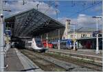 Der SNCF Inoui TGV 6618 bestehend aus dem Rame 263 und wartet auf die Abfahrt nach Paris Gare de Lyon. Der TGV hält nur in Lyon Part Dieu und wird Paris Gare de Lyon um 15:00 erreichen. 

13. März 2024