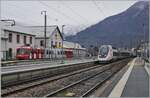 Grosskampftag bei der SNCF: An diesem Ferienwochenende wollen zahlreiche Fahrg�ste f�r ihre Wintersportferien in die Alpen reisen oder bereits wieder nach Hause fahren. Aus diesem Grund fuhr ich nach Saint-Gervais-des-Bains-Le Fayet, um mir dort den TGV Ferien-Verkehr anzusehen. Schon gleich bei der Ankunft zeigt sich der erste TGV: Der TGV Rame 864 verl�sst Saint-Gervais-les-Bains-Le Fayet (ab 10:23) als TGV 794 nach Nantes (an 19:27). Auf seiner langen Fahrt h�lt der TGV in Sallanches-Combloux-Meg�ve (10:28/10:32) und Cluse (Haute-Savoie) 10:43/10:48 und dann erst wieder in Massy-TGV (16:20/16:26) Le Mans (17:16/17.23) und Rennes (18:06/18:12) und verkhert mit grosser Wahrscheinlichkeit via La Roche sur Foron - Annecy. 
Links im Bild ist der TMR BDeh 4/8 N� 22 abgestelllt. 


21. Februar 2026 