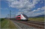 Der TGV Lyria 9261 von Paris Gare de Lyon nach Lausanne oberhalb von Arnex auf der Fahrt durch die hügligen Jurasüdfuss Landschaft.