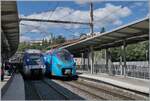 In Bellegarde ist ein TER nach Lyon angekommen, welcher mit mehreren SNCF Z 27500 AGC-ZGC verkehrt und auf dem Nebengleis steht der SNCF Coradia Polyvalent r�gional tricourant Z 31539 als TER nach Evian.

26. Aug. 2024
