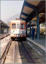 Ein SNCF X 600 wartet in Chamonix auf die Abfahrt nach Saint Gervais les Bains le Fayet. 

Analogbild vom Oktober 1985