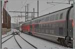 Der TGV Lyria nach Paris verlässt Lausanne, im Hintergrund ist zudem ein SBB RABe 502  Twindexx  als ausfahrender IC 1 nach Genève zu erkennen.