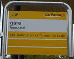 (164'839) - PostAuto-Haltestellenschild - Neuch�tel, gare - am 15.