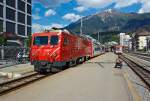 Ein Fotograf und die MGB (Matterhorn Gotthard Bahn)....:-)  Hier am 28.05.2012 in Brig am Bahnhofsvorplatz.