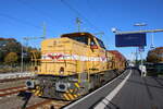 277 018-8 (Wiebe-Lok Nr. 12 Tim Hermann) mit Wiebe Schotterzug von Warnemünde nach Rostock-Bramow bei der Ausfahrt in Warnemünde.18.10.2025 277 018-8 (Wiebe-Lok Nr. 12 Tim Hermann) mit Wiebe Schotterzug von Warnemünde nach Rostock-Bramow bei der Ausfahrt in Warnemünde.18.10.2025
