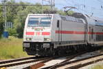 146 567-3 mit IC 2239(Warnemünde-Leipzig)bei der Ausfahrt im Rostocker Hbf.10.06.2022