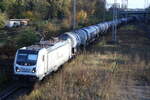 187 070-8 von Rheincargo mit Kewa aus Richtung Stralsund durch Rostock Kassebohm gen Schwerin bei der Durchfahrt in Rostock-Kassebohm.05.11.2022