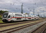 4110 113 als IC 2179 von Rostock Hbf nach Flughafen BER - Terminal 1-2 bei der Ausfahrt im Rostocker Hbf.