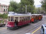 Der TW 24 am 29.10.2004 mit offenem Wagen auf Mallorca fährt ins Tramdepot  in Sóller.