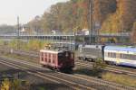 Centralbahn  Oldie  10019 ist im Tostedter Bahnhof auf Rangierfahrt, als im Hintergrund der HKX mit ES 64 U2 - 030 und dem Wagenpark der Nord-Ostsee-Bahn vorbeirauscht.