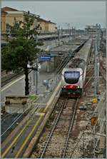 Die FS /Treniatalia E 402 141 mit dem Frecce Bianca 9803 nach Lecce in Bologna Centrale.