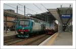 FS 464 mit einem beschleunigten Regionlazug und die 633 mit einem Gterzug in Parma.