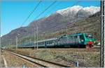 Die Trenord E 464.238 (UIC 91 83 2464 238-4 I-TN) mit einem Regionalzug auf der Fahrt nach Milano Porta Garibaldi kurz nach Premosselo Chiovenda.