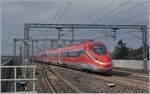 Durch den hier haltenden und etwas verspäteten ETR 500 037 etwas aus gebremst, ist der FS Trenitalia ETR 400 010 als Frecciarossa 1000 FR 9624 von Roma (ab 10:20) nach Milano (an 13:35 etwas