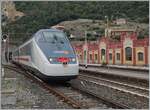 Der FS Trenitalia IC 631 auf der Fahrt von Ventimiglia nach Milano verlässt  die einspurige, 1136 Meter lange  Galleria Caprazoppa  und erreicht seinen nächsten Halt Finale Ligure.