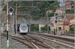 Der FS Trenitalia IC 631 auf der Fahrt von Ventimiglia nach Milano verlässt  die einspurige, 1136 Meter lange  Galleria Caprazoppa  und erreicht seinen nächsten Halt Finale Ligure.