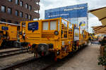 Plasser & Theurer präsentierte auf der 29. Internationale Ausstellung Fahrwegtechnik 2025 (iaf) in Münster (hier am 20 Mai 2025), den StabilizingTrailer (DGS-Anhänger) zur Modulare Funktionserweiterung von Plasser & Theurer Stopfmaschinen, dieser ist für die italienische Gleisbaufirma GCF Generale Costruzioni Ferroviarie S.p.A. bestimmt. 

Der DGS-Anhänger wurde 2025 von Plasser & Theurer in Linz unter der Fabriknummer 7771 gebaut. 
 
Highlights:
•	Modulare Funktionserweiterung einer Stopfmaschinen.
•	Erstellung eines qualitativ hochwertigen und homogen verdichteten Schotterbetts.
•	Hohe Gleislagebeständigkeit und Verwerfungssicherheit
•	Wiederherstellung des notwendigen Querverschiebewiderstands nach dem Stopfen
•	Erhöhung der Lebensdauer der Gleisinfrastruktur und Reduktion der Lebenszykluskosten
•	Verlängerung der Durcharbeitungszyklen um bis zu 30 %
•	Optimierte Verfügbarkeit der Gleisinfrastruktur nach der Durcharbeitung
•	Entfall bzw. starke Reduktion von Langsamfahrstellen durch gezielte Vorwegnahme der Anfangssetzung
•	Steuerung und Messschreiber intergrierbar in Plasser & Theurer Stopfmaschinen

Ausstattung:
•	2 Stabilisationsaggregate mit Auflast bis zu 240 kN und Variable Impact Force
•	Überwachung der Querhöhe des stabilisierten Gleises
•	Dieselmotor (für die Hydraulik), mit Temperaturüberwachung und Kompaktschallisolierung des Motorraums
•	Pneumatisch betätigte Klotzbremsen
•	Indirektes Bremssystem mit KE-Ventilen gemäß UIC
•	Durchgehende Bremsleitung
•	Messachsen zur Erfassung der Gleisparamete

TECHNISCHE DATEN des X730:
Hersteller: Plasser & Theurer in Linz (A)
Typ: StabilizingTrailer
Spurweite: 1.435 mm (Normalspur) 
Achsanzahl: 2
Länge über Puffer: 14.140 mm 
Achsabstand: 9.000 mm
Treib- und Laufraddurchmesser: 920 mm (neu)
Zugel. Streckenklasse: C2 oder höher
Max. Achslast: 20,0 t
Eigengewicht: 40.000 kg
Max. Zuladung: 0,5 t ab C / 1,0 (ab Streckenklasse D)
Höchstgeschwindigkeit: 100 km/h (geschleppt)
Kleinster bef. Halbmesser: R 112 m
Bremse: KE-GP (K)
Bremssohle: J 816M
Handbremse: Ja
