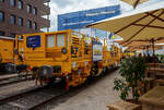 Plasser & Theurer präsentierte auf der 29. Internationale Ausstellung Fahrwegtechnik 2025 (iaf) in Münster (hier am 20 Mai 2025), den StabilizingTrailer (DGS-Anhänger) zur Modulare Funktionserweiterung von Plasser & Theurer Stopfmaschinen, dieser ist für die italienische Gleisbaufirma GCF Generale Costruzioni Ferroviarie S.p.A. bestimmt. 

Der DGS-Anhänger wurde 2025 von Plasser & Theurer in Linz unter der Fabriknummer 7771 gebaut. 
 
Highlights:
•	Modulare Funktionserweiterung einer Stopfmaschinen.
•	Erstellung eines qualitativ hochwertigen und homogen verdichteten Schotterbetts.
•	Hohe Gleislagebeständigkeit und Verwerfungssicherheit
•	Wiederherstellung des notwendigen Querverschiebewiderstands nach dem Stopfen
•	Erhöhung der Lebensdauer der Gleisinfrastruktur und Reduktion der Lebenszykluskosten
•	Verlängerung der Durcharbeitungszyklen um bis zu 30 %
•	Optimierte Verfügbarkeit der Gleisinfrastruktur nach der Durcharbeitung
•	Entfall bzw. starke Reduktion von Langsamfahrstellen durch gezielte Vorwegnahme der Anfangssetzung
•	Steuerung und Messschreiber intergrierbar in Plasser & Theurer Stopfmaschinen

Ausstattung:
•	2 Stabilisationsaggregate mit Auflast bis zu 240 kN und Variable Impact Force
•	Überwachung der Querhöhe des stabilisierten Gleises
•	Dieselmotor (für die Hydraulik), mit Temperaturüberwachung und Kompaktschallisolierung des Motorraums
•	Pneumatisch betätigte Klotzbremsen
•	Indirektes Bremssystem mit KE-Ventilen gemäß UIC
•	Durchgehende Bremsleitung
•	Messachsen zur Erfassung der Gleisparamete

TECHNISCHE DATEN des X730:
Hersteller: Plasser & Theurer in Linz (A)
Typ: StabilizingTrailer
Spurweite: 1.435 mm (Normalspur) 
Achsanzahl: 2
Länge über Puffer: 14.140 mm 
Achsabstand: 9.000 mm
Treib- und Laufraddurchmesser: 920 mm (neu)
Zugel. Streckenklasse: C2 oder höher
Max. Achslast: 20,0 t
Eigengewicht: 40.000 kg
Max. Zuladung: 0,5 t ab C / 1,0 (ab Streckenklasse D)
Höchstgeschwindigkeit: 100 km/h (geschleppt)
Kleinster bef. Halbmesser: R 112 m
Bremse: KE-GP (K)
Bremssohle: J 816M
Handbremse: Ja
