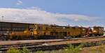 Plasser& Theurer Stopfmaschine Duomatic 08 - 32 U, mit weiteren Arbeitsmaschinen, standen in der Abstellung neben dem Bahnhof in Verona. 09.05.2025