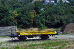 Zweiachsiger Flachwagen mit Bremserplattform und Seitenwandklappen abgestellt am 16.07.2022 beim Bahnhof Agropoli (Region Kampanien – Italien). Aufnahme aus einem IC durch die Scheibe.
TECHNISCHE DATEN (laut Anschriften):
Spurweite: 1.435 mm
Achsanzahl: 2
Länge über Puffer: 9.240 mm
Achsabstand: 4.500 mm
Höchstgeschwindigkeit: 55 km/h
Max. Zuladung: 10.500 kg
Nutzlast: 12.500 kg 
Handbremse: Ja
 Zweiachsiger Flachwagen mit Bremserplattform und Seitenwandklappen abgestellt am 16.07.2022 beim Bahnhof Agropoli (Region Kampanien – Italien). Aufnahme aus einem IC durch die Scheibe.
TECHNISCHE DATEN (laut Anschriften):
Spurweite: 1.435 mm
Achsanzahl: 2
Länge über Puffer: 9.240 mm
Achsabstand: 4.500 mm
Höchstgeschwindigkeit: 55 km/h
Max. Zuladung: 10.500 kg
Nutzlast: 12.500 kg 
Handbremse: Ja