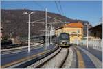 Porto Ceresio, und die Strecke dorthin wurden mit dem Bau bez. Anpassung Bahn von Mendrisio nach Varsse FMV) auch gleich vollständig restauriert und zeigt sich nun von ihrer schönsten Seite. Im Bahnhof stehen ETR 425 Triebzüge, bereit zur Fahrt nach Milano oder bei ihrer Wochenendruhe. Was das Bild nicht zeigt, ist dass Porto Ceresio auch direkt an den Schweizer öV angeschlossen ist: vor dem Bahnhof fährt fast stündlich ein Post-Bus nach Capolago und auf dem See kommen Schiffe von Lugano nach Ponte Tresa vorbei.
5. Jan. 2019