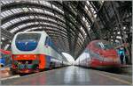 Nachdem ich in Milano im ETR 400 055 nach Firenze Platz genommen habe, bin ich gleich wider ausgestiegen: die soeben auf dem Nachbargleis angekommene E-Lok war der Grund. Die E 402 172 gehöret der FS Treni Turistici Italiani (abgekürzt TTI) und ist mit zahlreichen Liegewagen (und einer weiteren E 402) an anderen Ende des Zuges am Bahnsteig angekommen. 
Die UIC Nummer der Lok lautet: 91 83 2402 172-7 I-IT). Doch dann war es Zeit in den ETR 400 055 zurückzukehren. 
17. Sept. 2025 Nachdem ich in Milano im ETR 400 055 nach Firenze Platz genommen habe, bin ich gleich wider ausgestiegen: die soeben auf dem Nachbargleis angekommene E-Lok war der Grund. Die E 402 172 gehöret der FS Treni Turistici Italiani (abgekürzt TTI) und ist mit zahlreichen Liegewagen (und einer weiteren E 402) an anderen Ende des Zuges am Bahnsteig angekommen. 
Die UIC Nummer der Lok lautet: 91 83 2402 172-7 I-IT). Doch dann war es Zeit in den ETR 400 055 zurückzukehren. 
17. Sept. 2025