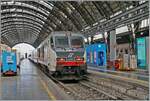 Trotz der Dominanz der Triebzüge gibt es bei Trenitalia weiterhin Loktraktierte Züge, neben den allgegenwertigen E.464, sind es E.402 und wie hier im Bild E.401 die hin und wieder anzutreffen sind.
In Milano Centrale wartet die FS Treniatalia E 401 029 mit einem interCity (iC) auf die Abfahrt.
17. Sept. 2025 Trotz der Dominanz der Triebzüge gibt es bei Trenitalia weiterhin Loktraktierte Züge, neben den allgegenwertigen E.464, sind es E.402 und wie hier im Bild E.401 die hin und wieder anzutreffen sind.
In Milano Centrale wartet die FS Treniatalia E 401 029 mit einem interCity (iC) auf die Abfahrt.
17. Sept. 2025