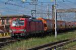 DB E Lok 191 018 durchfhrt den Abstellbereich des Bahnhofs von Verona mit einem Tross Geschlossener Gterwagen der Gattung Tagnpps, die sie in der Gterzug Abstellung abgeholt hat. 09.05.2025