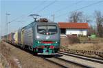 Italienisches Kraftpaket auf sdbayerischen Gleisen: E412-014 von FS Italia mit MRCE-Dispolok der BR 189 und KLV bei Hilperting zwischen Mnchen und Rosenheim am 26.02.2011. 