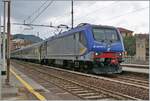 Die FS Trenitalia E 464.673 wartet in Finale Ligure auf den Gegenzug und ihre Weiterfahrt nach Ventimiglia.