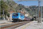 Im wundersch�nen Bahnhof von Taormina-Giardini verl�sst die FS Trenitalia E 464 231 mit ihrem Nachtzug ICN 1959 von Roma Termini (ab 23:30) nach Siracusa (12:52) nach der Ankunft des Gegenzugs den Bahnhof in Richtung Catania. 

13. M�rz 2026 