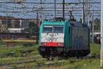 E-Lok 483 009, hat ihren Zug  in der Abstellung des Bahnhofs von Verona abgehängt und durchfährt die Abstellung zum Gleiswechsel. 09.05.2025