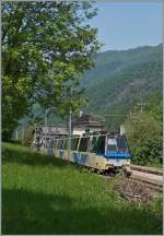 Ein ABe 12/16 wartet auf der Station Gagnone-Orcesco auf den Gegenzug.