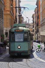 Tram 7101 schlnget sich durch die Schmalen Straen von Rom dem Halt am Bahnhof Termini entgegen. 05.2025