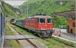 Die SBB Re 4/4 II 11121 mit eine Autotunnelzug wartet in Iselle auf die Abfahrt.