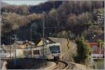 Der FART Centovalli-Express ABe 4/8 45 von Domodossola nach Locarno in Croppo.