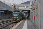 Ein Trenord Regio Express von Milano Porta Garibaldi nach Porte Ceresio beim Halt in Arcisate.