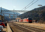 In Doppeltraktion fahren die beiden ÖBB Vectron MS 1293 043-6 und 1293 037-8 am 28.03.2022 mit einem langen „LKW-Walter“-KLV-Zug durch den Bahnhof Gossensaß/Colle Isarco zum