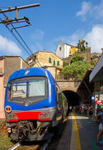 Ein Trenitalia Doppelstockzug (gezogen von einer E.464) hat am 22.07.2022, als Cinque Terre Express (Regionale) von La Spezia, via Riomaggiore, Manarola, Corniglia, Vernazza, Monterosso, nach Levanto,