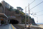 Der Cinque Terre Bahnhof Riomaggiore an der Bahnstrecke Pisa–Genua (RFI Strecke-Nr.