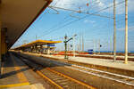 Der Bahnhof Catania Centrale am 19.07.2022, der die Bahnsteige vom Bahnsteig 1 gesehen.