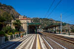 Der Bahnhof Taormina-Giardini/Stazione di Taormina-Giardini an der Ostküste Siziliens und an der Bahnstrecke Messina–Catania-Syrakus/Siracusa (RFI 152) am 18 Juli 2022. 