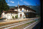 Der schne Bahnhof Varzo/Stazione di Varzo an der Simplon Sdrampe (Iselle - Domodossola) am 11 Juli 2022, aus einem Zug heraus aufgenommen.

Betreiber von dem Bahnhof ist die BLS AG, hier halten auch nur die RegioExpress-Zge (RE 1) von Bern ber Brig nach Domodossola der BLS.

Varzo ist eine Gemeinde im Val Divedro, auf der italienischen Seite des Simplonpasses, in der Provinz Verbano-Cusio-Ossola (VB) in der Region Piemont.

