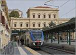 Im wunderschönen Bahnhof von Agrigento wartet ein FSA Trenitalia ME Ale 501 auf die baldige Abfahrt nach Palermo.