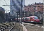 Der Trenitalia FS ETR 400 048 ist als FR 9291 von Paris Gare de Lyon nach Milano Centrale unterwegs und verlässt Chambéry-Challes-les-Eaux, wo der Zug einen fahrplanmässigen Halt hatte.
