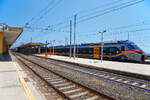 Der Trenitalia „pop“ ETR 104 083, ein vierteiliger Alstom Coradia Stream, verlässt am 20.07.2022 den Bahnhof Catania Centrale in Richtung Bicocca bzw. Syrakus (Siracusa).

Beim Alstom Coradia Stream handelt es sich um einen für den europäischen Markt entwickelten elektrischen Niederflurtriebzug für den Regional- und Intercity-Verkehr. Die Trenitalia erteilte Alstom im August 2016 einen Rahmenauftrag zur Lieferung von 150 Coradia-Zügen. Der Coradia Stream wird von der italienischen Eisenbahngesellschaft „Pop“ genannt und wird in verschiedenen italienischen Regionen eingesetzt. Er soll modular aufgebaut und damit einfacher für verschiedene Bedürfnisse anpassbar sein. Diese Lösung wird an verschiedene Konfigurationen und Kapazitätsanforderungen für den Regional- und Nahverkehr angepasst. 

Alle Coradia Stream für die Trenitalia werden in Italien in den Werken in Savigliano, Sesto San Giovanni und Bologna gefertigt.

TECHNISCHE DATEN:
Bezeichnung: ETR.103 (3-Teiler) / ETR.104 (4-Teiler)
Spurweite: 1.435 mm (Normalspur)
Achsformel: Bo'(2')(2')Bo' (ETR 103) / Bo'(2')(2')(2')Bo' (ETR 104)
Länge über Puffer: 65,7 m (ETR 103) / 84,2 m (ETR 104)
Höchstgeschwindigkeit: 160 km/h
Leistung: 2.000 kW
Stromsystem: 3.000 V DC (=)
Sitzplätze: 239 (ETR 103) / 321 (ETR 104)
