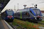Diesel Triebzug ATR 120.403 steht am Bahnsteig in Verona, wird in Krze in Richtung Rovigo abfahren, daneben der Dieltriebzug Aln 502. 03.05.2025