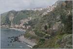 Dieses Bild zeigt nicht sehr viel Zug aber dafür die schöne Landschaft bei Taormina und die entsprechende Linienführung der Strecke Messina - Siracusa auf diesem Streckenabschnitt, welcher von einem FS Trenitalia ETR 104 passiertet wird. 

8. März 2026