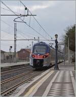 Der FS Trenitalia ETR 104.100 verlässt den Bahnhof von Taormina-Giardini. Der Triebzug ist als Regionalzug 12977 von Messina nach Catania Aeroporte Fontanarossa unterwegs.

7. März 2026