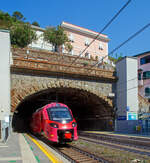 Zwei gekuppelte Trenitalia „pop“, der ETR 104 078 und hinten der ETR 104 070, zwei vierteilige Alstom Coradia Stream, mit Werbung für den Giro d’Italia, verlassen am 21.07.2022 im Bahnhof von Riomaggiore (Cinque Terre) und fahren als Cinque Terre Express weiter in Richtung 
Levanto.

Für die Fahrt mit den Cinque Terre Express muss man ein Ticket lösen, z.B. Trenitalia nationale Tageskarten gelten hier nicht.